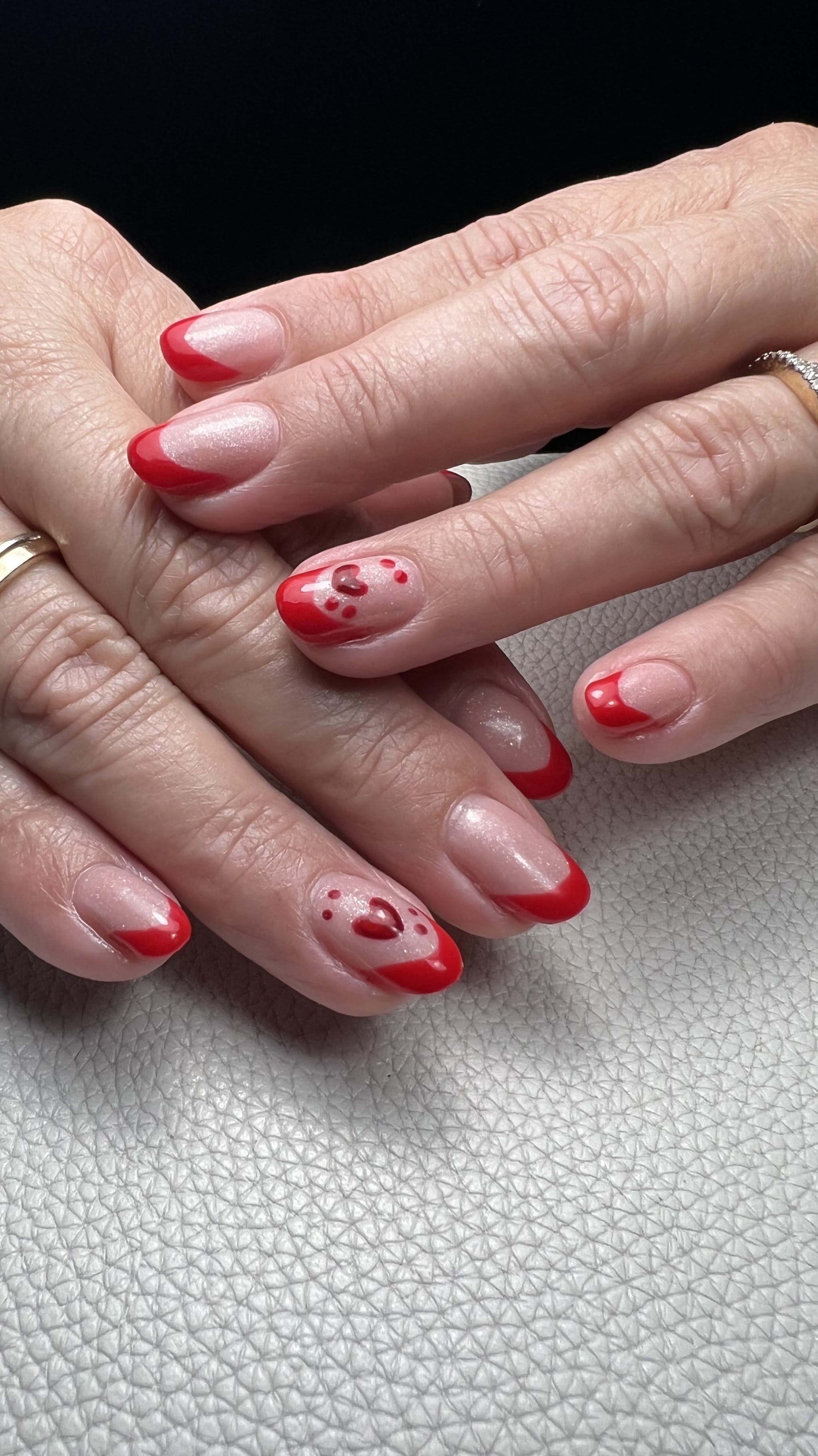 Nagels met rode French tips en kleine rode hartjes