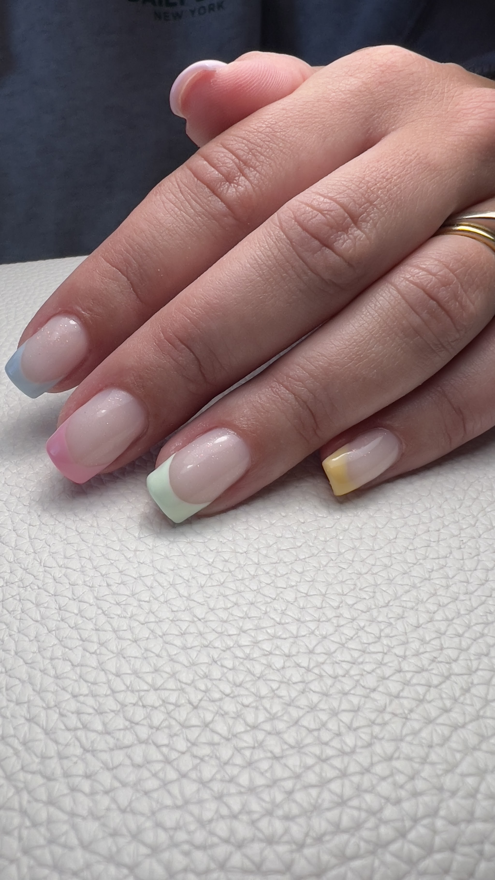 Nagels met French tips in zachte pastelkleuren