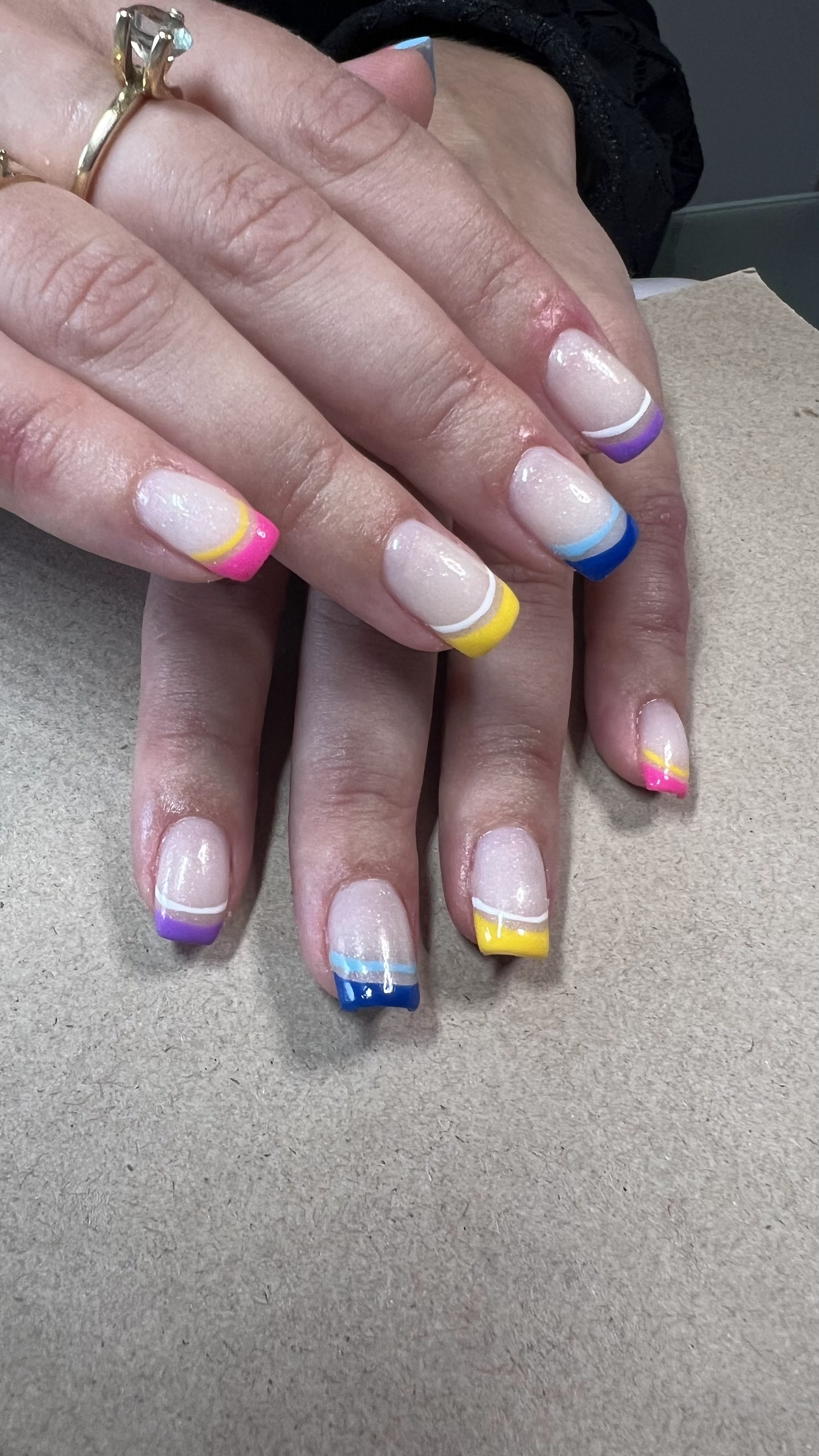 Nagels met French tips in roze, geel, blauw en paars